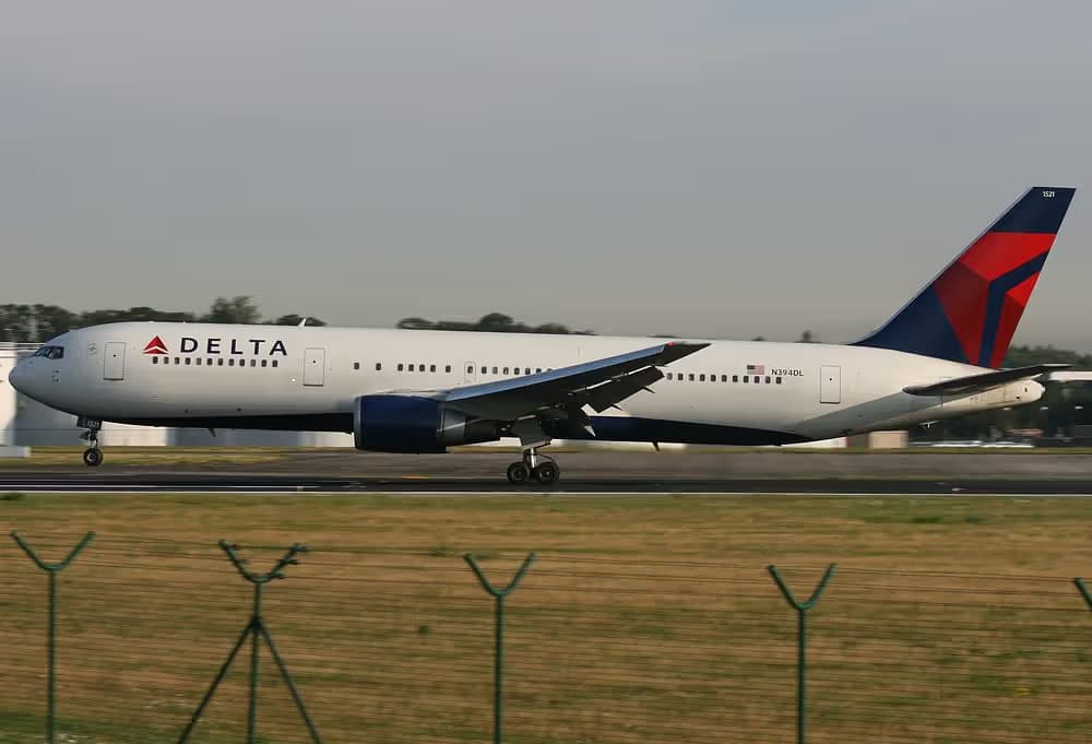 N394DL — Twin-engine aircraft