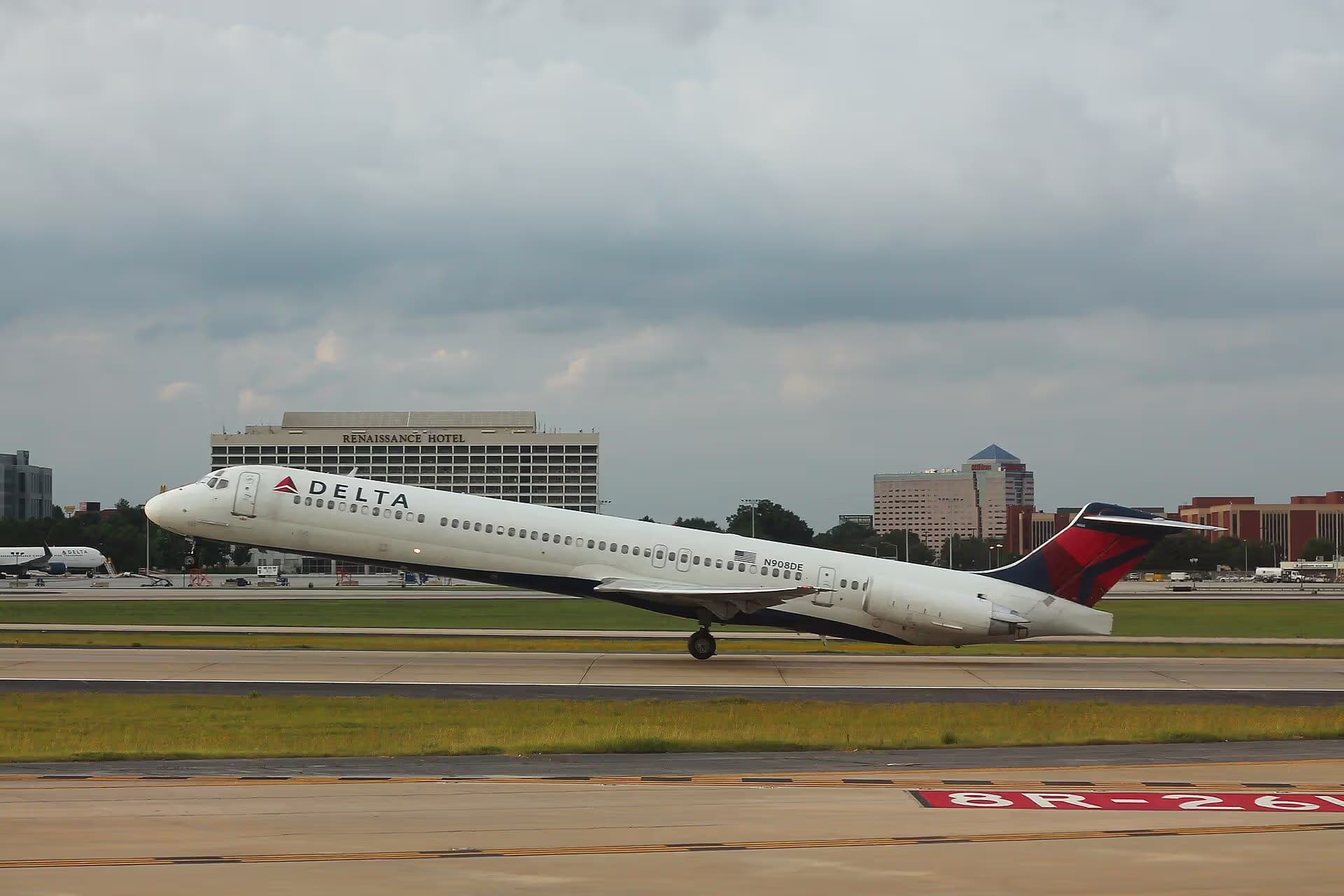 N908DE — Twin-engine aircraft