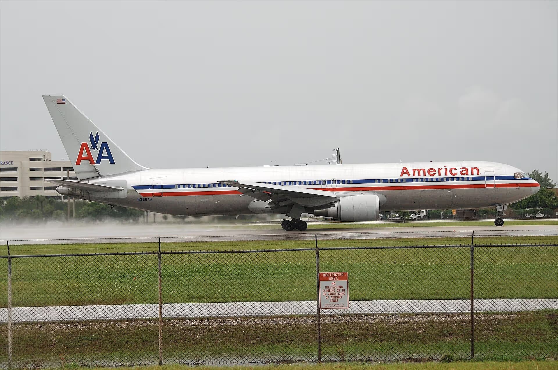 N352AA — Twin-engine aircraft