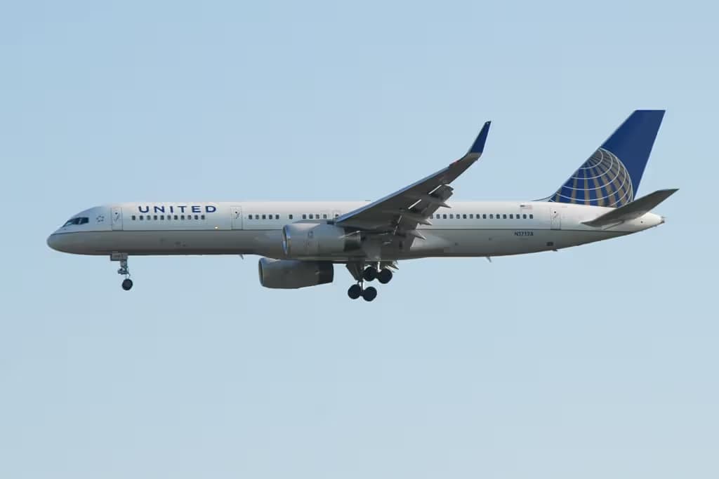 N17128 — Twin-engine aircraft