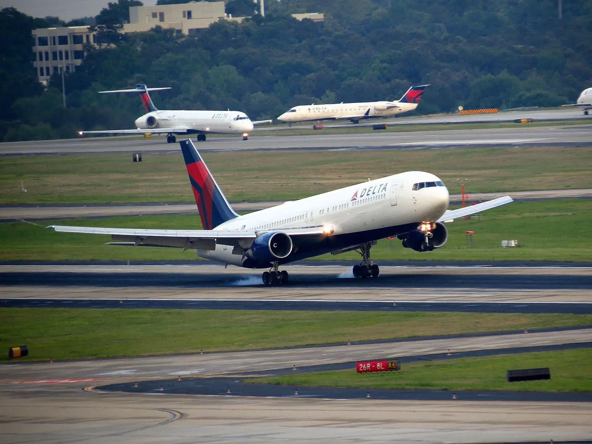 N138DL — Twin-engine aircraft
