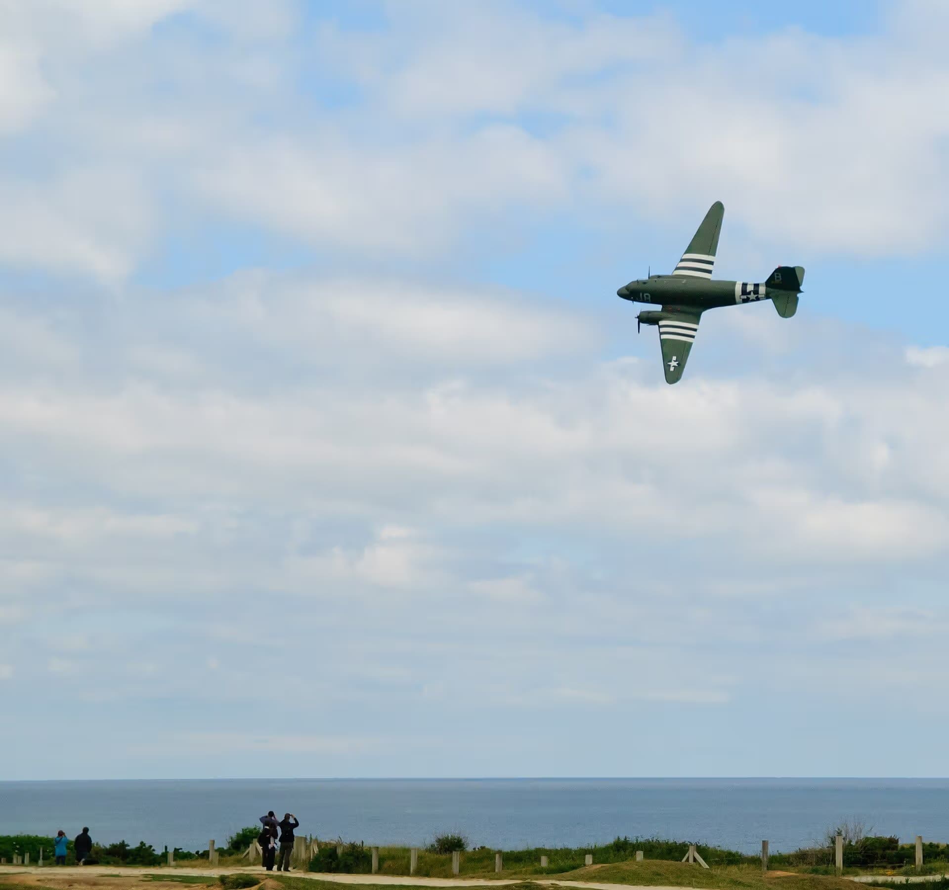 Unidentified — Twin-engine aircraft