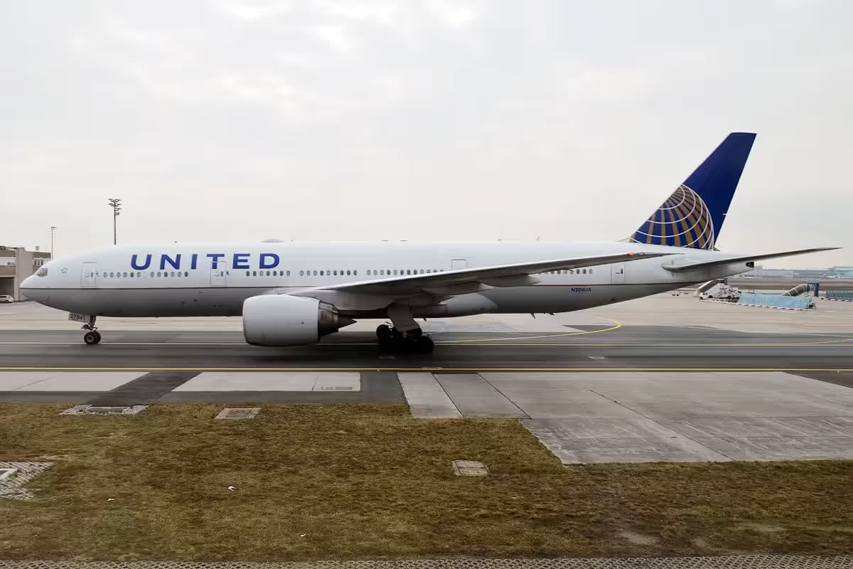 N204UA — Twin-engine aircraft