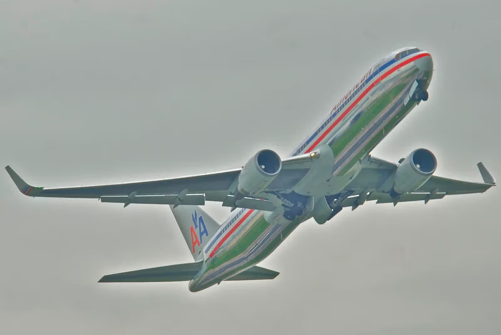 N390AA — Twin-engine aircraft