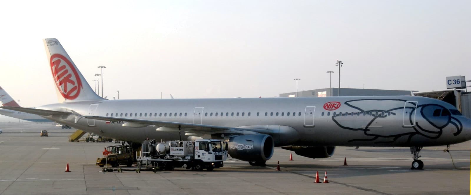 OE-LEZ — Twin-engine aircraft