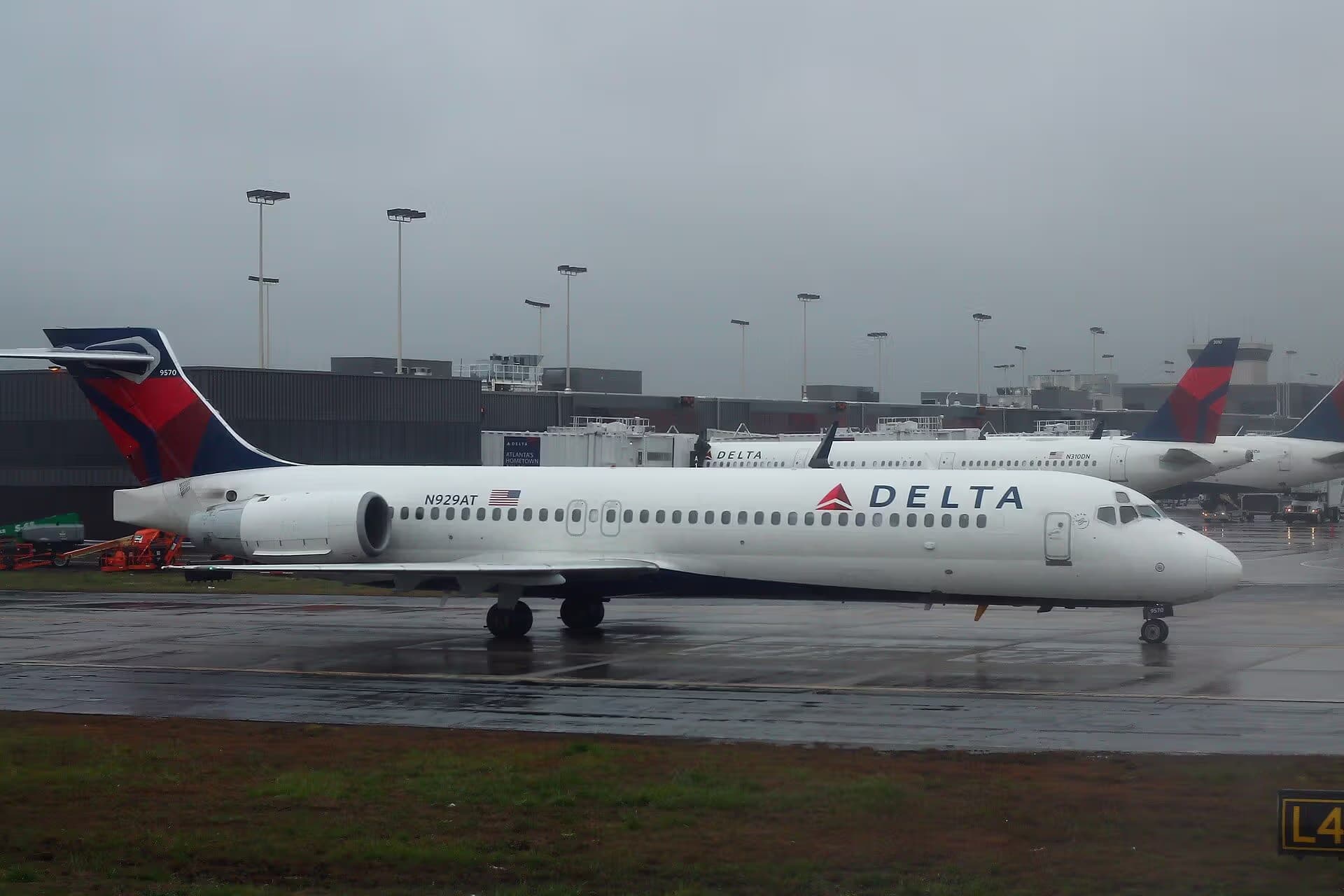 N929AT — Twin-engine aircraft