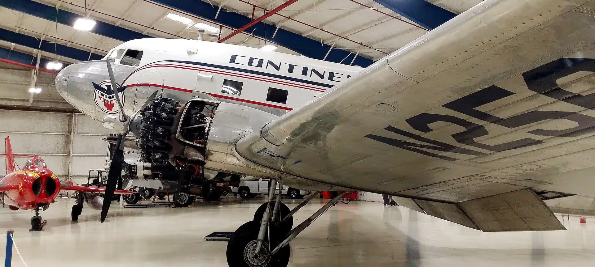 N25673 — Twin-engine aircraft