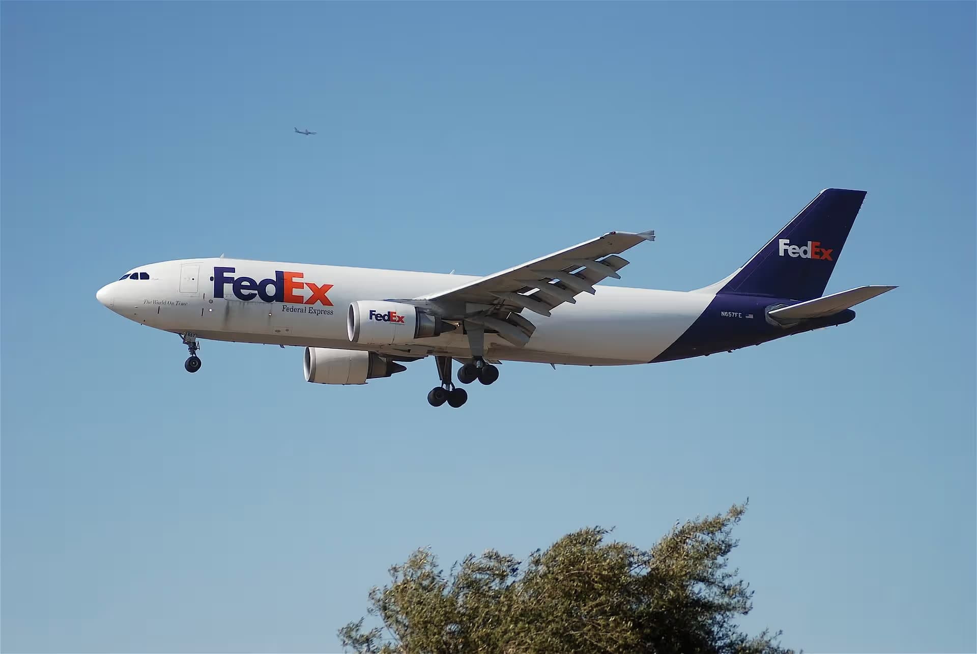 N657FE — Twin-engine aircraft