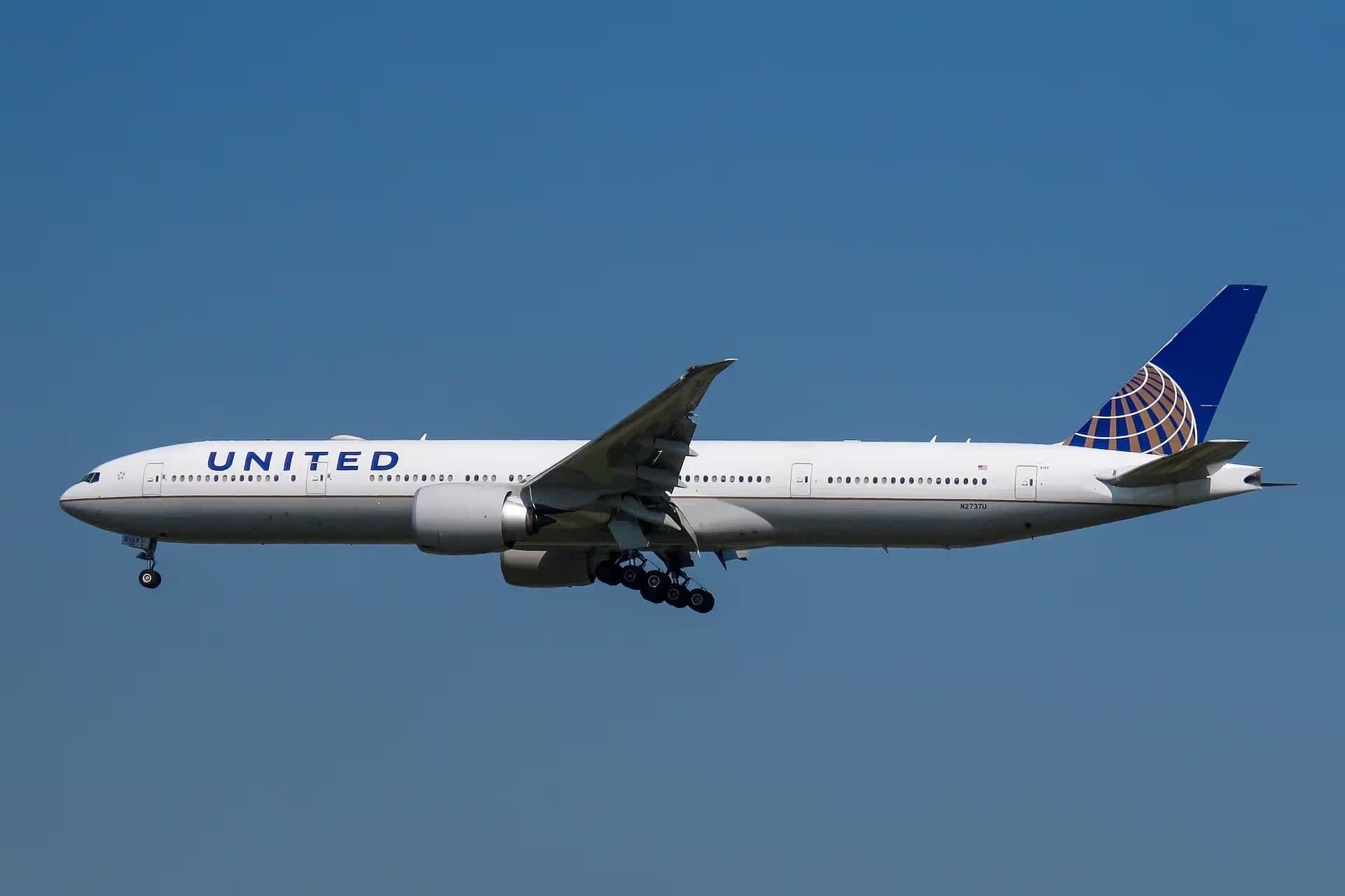 N2737U — Boeing