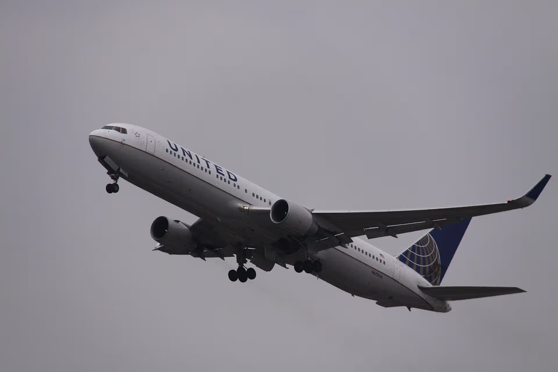 N670UA — Twin-engine aircraft
