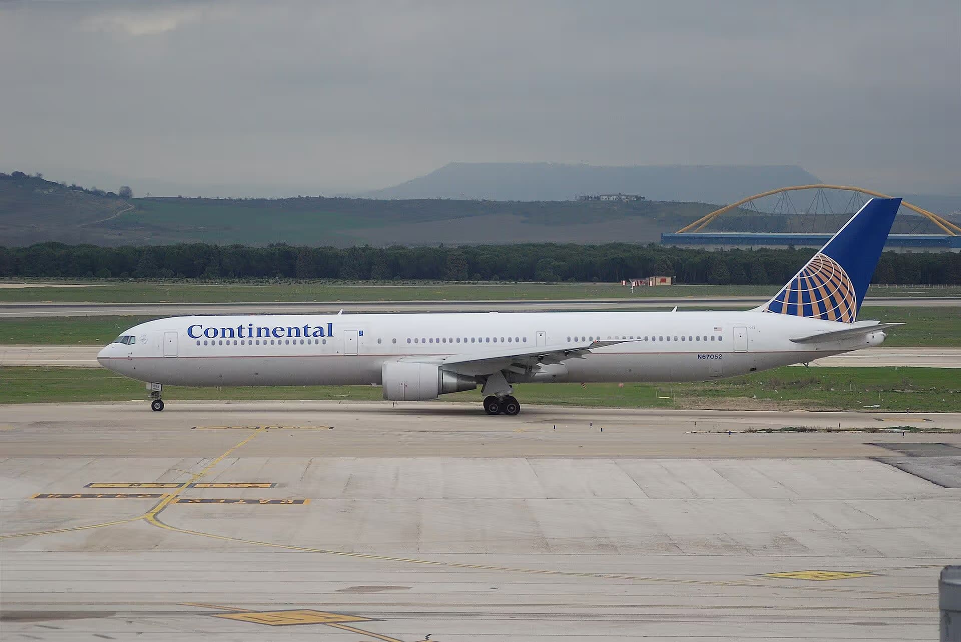 N67052 — Twin-engine aircraft