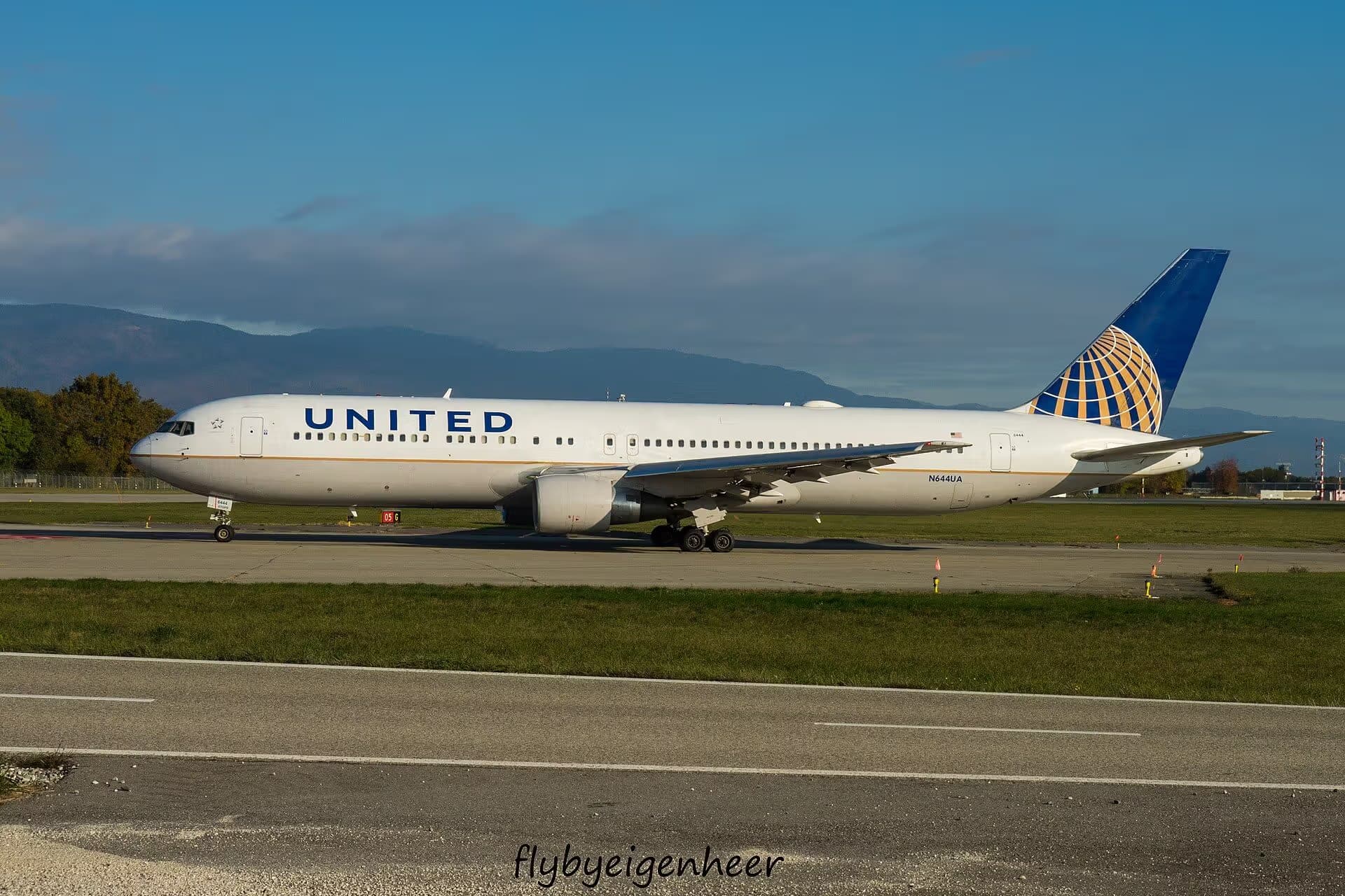 N644UA — Twin-engine aircraft