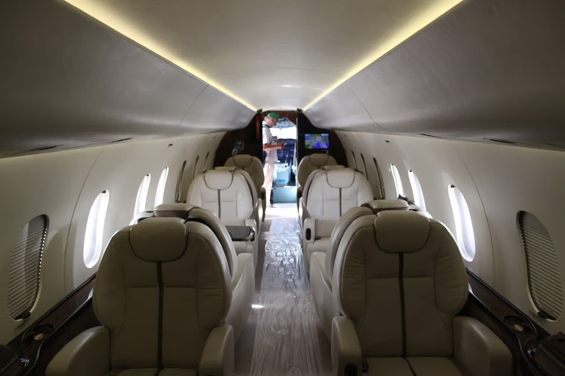 N821MW — Business jet