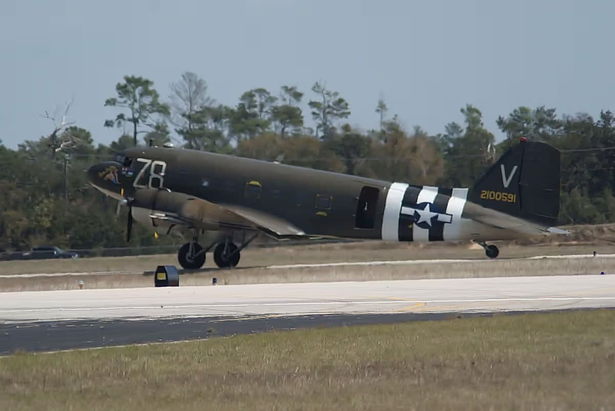 Unidentified — Twin-engine aircraft
