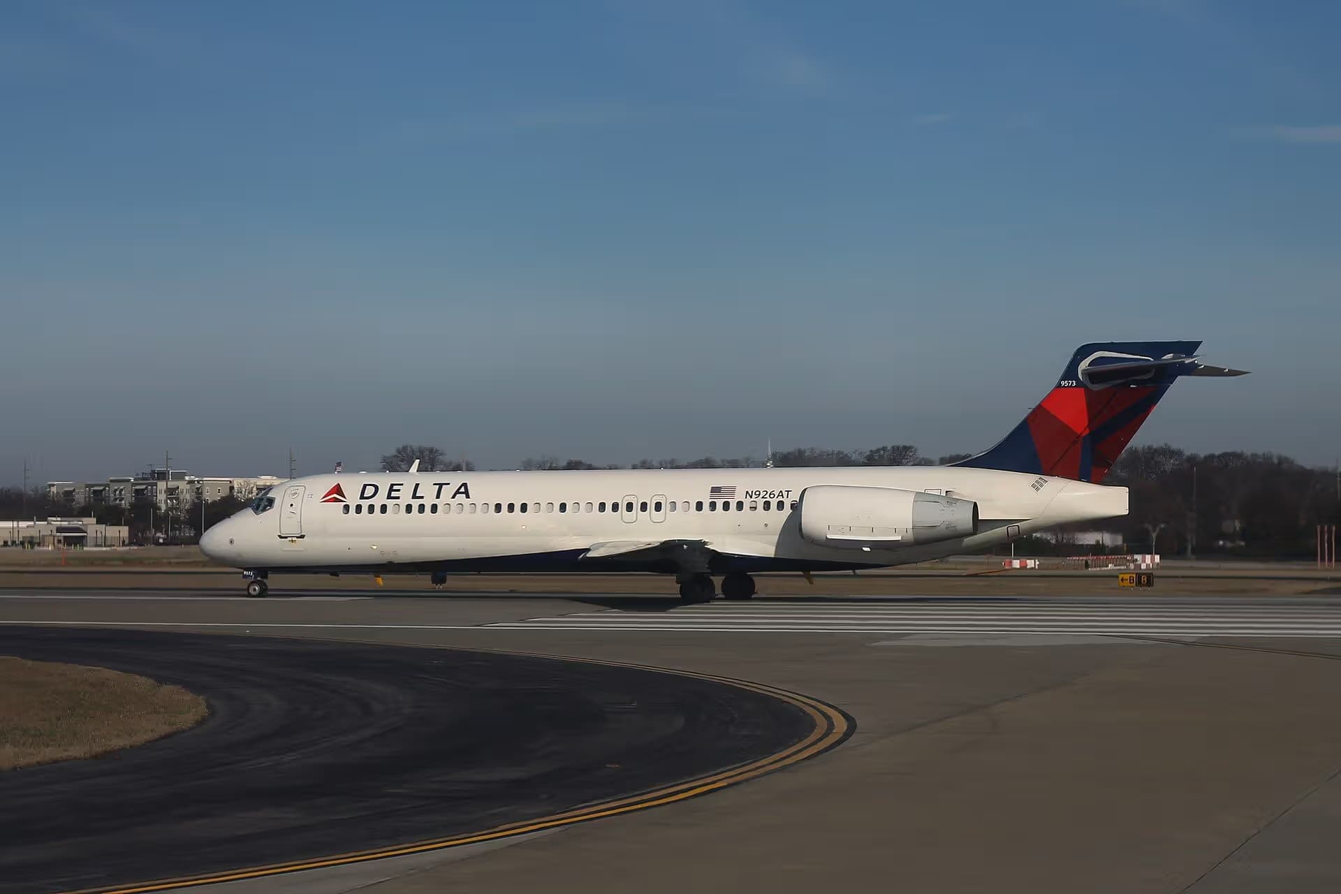 N926AT — Twin-engine aircraft