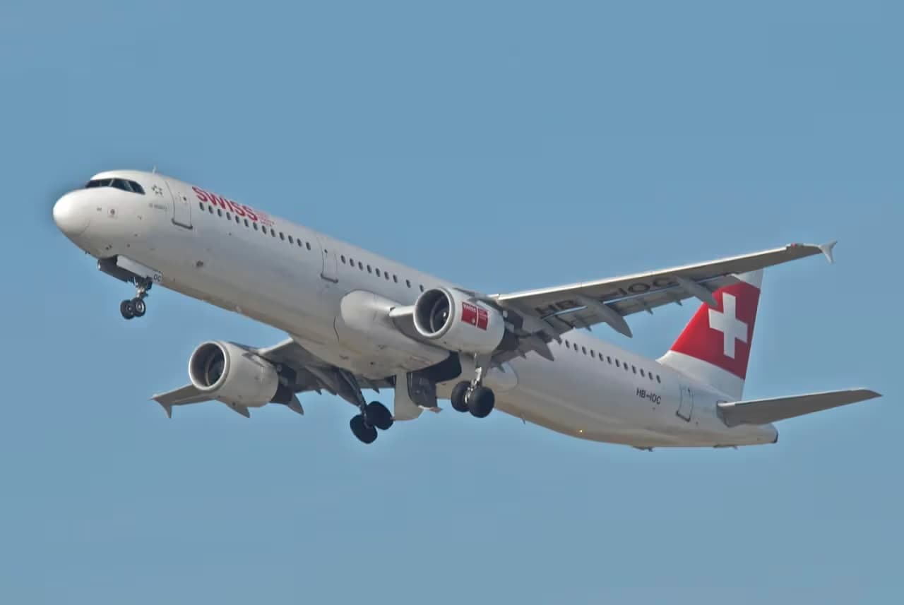 HB-IOC — Twin-engine aircraft