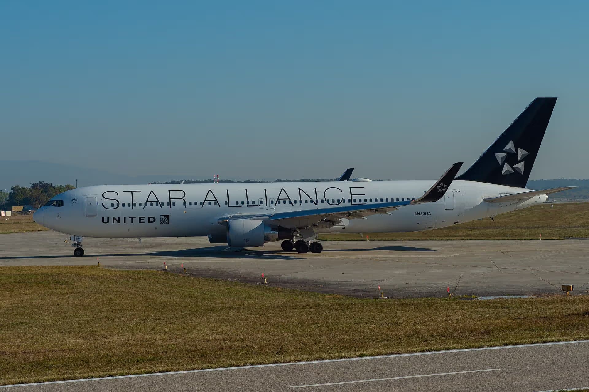 N653UA — Twin-engine aircraft