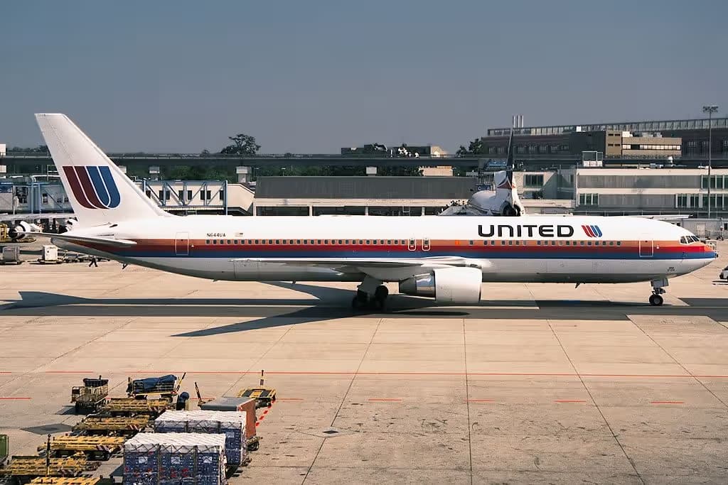 N644UA — Twin-engine aircraft