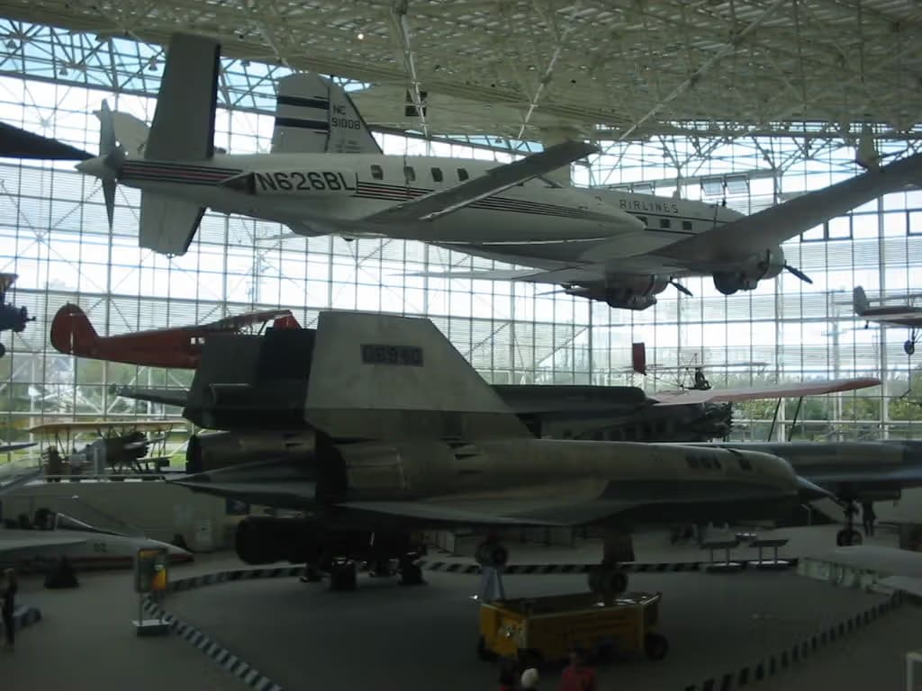 Unidentified — Twin-engine aircraft