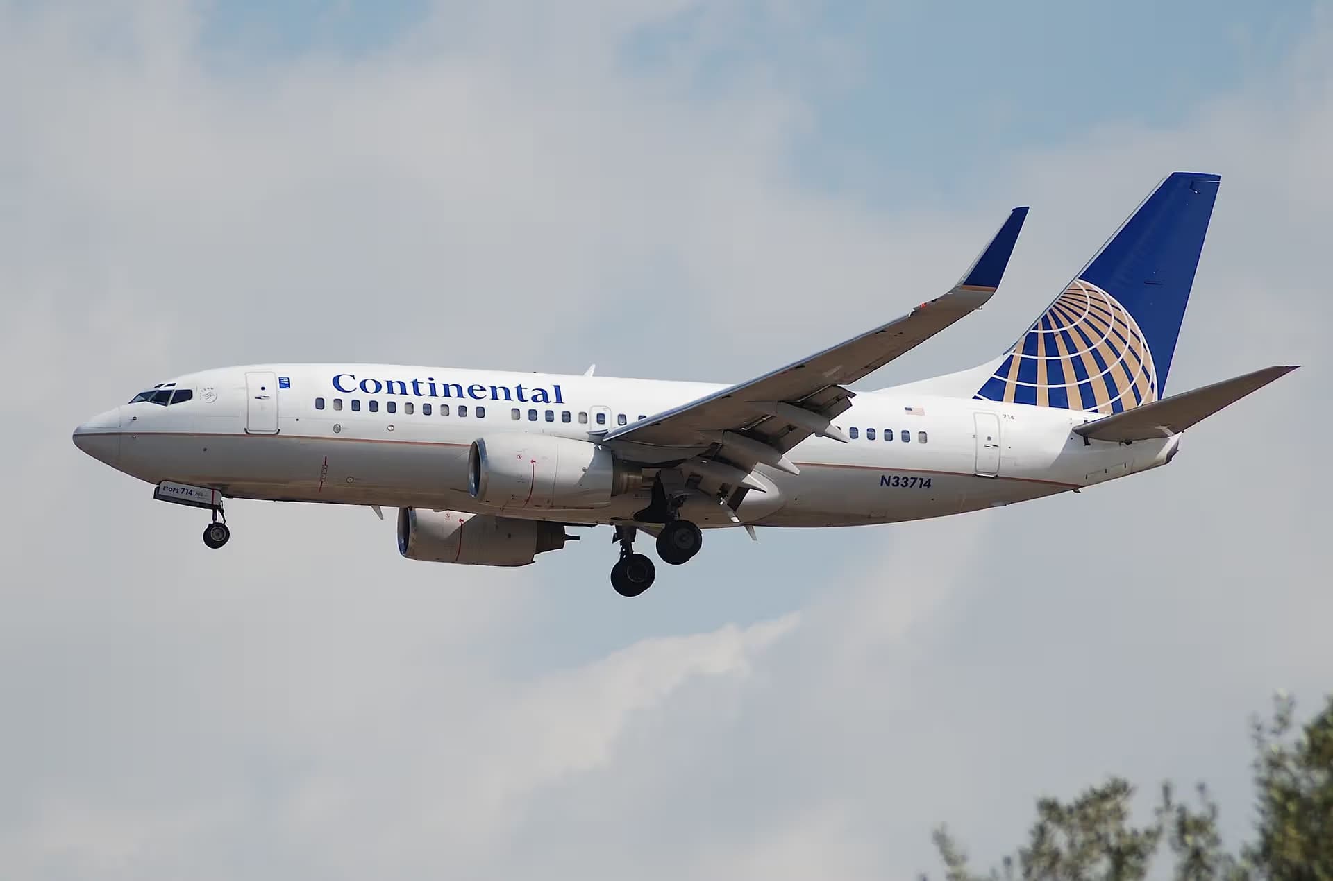 N33714 — Twin-engine aircraft