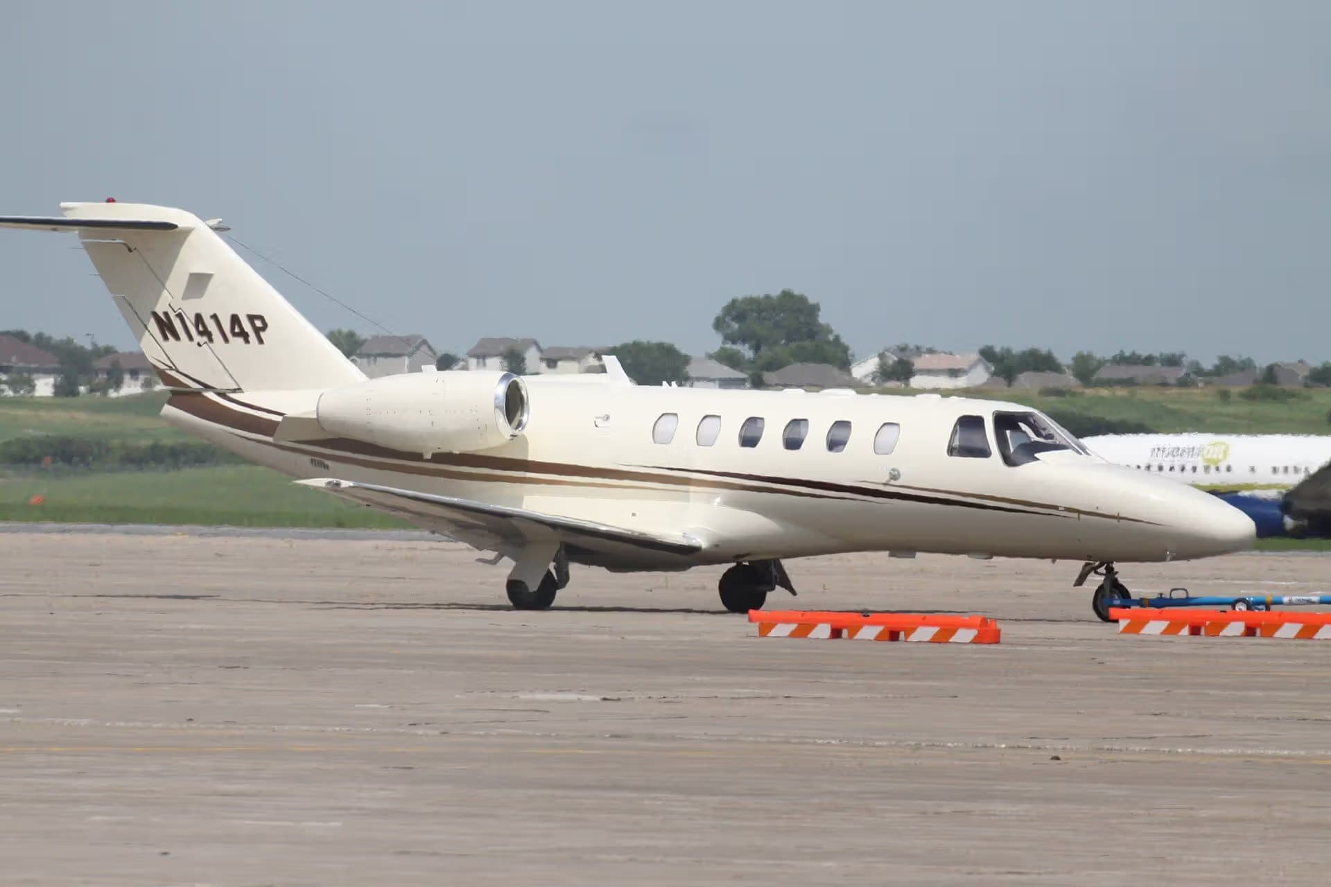N1414P — Business jet