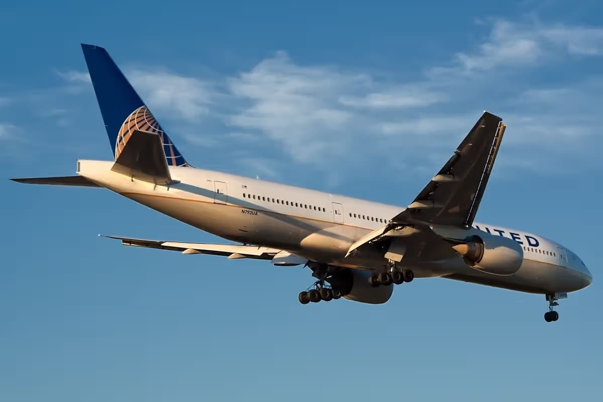 N792UA — Twin-engine aircraft