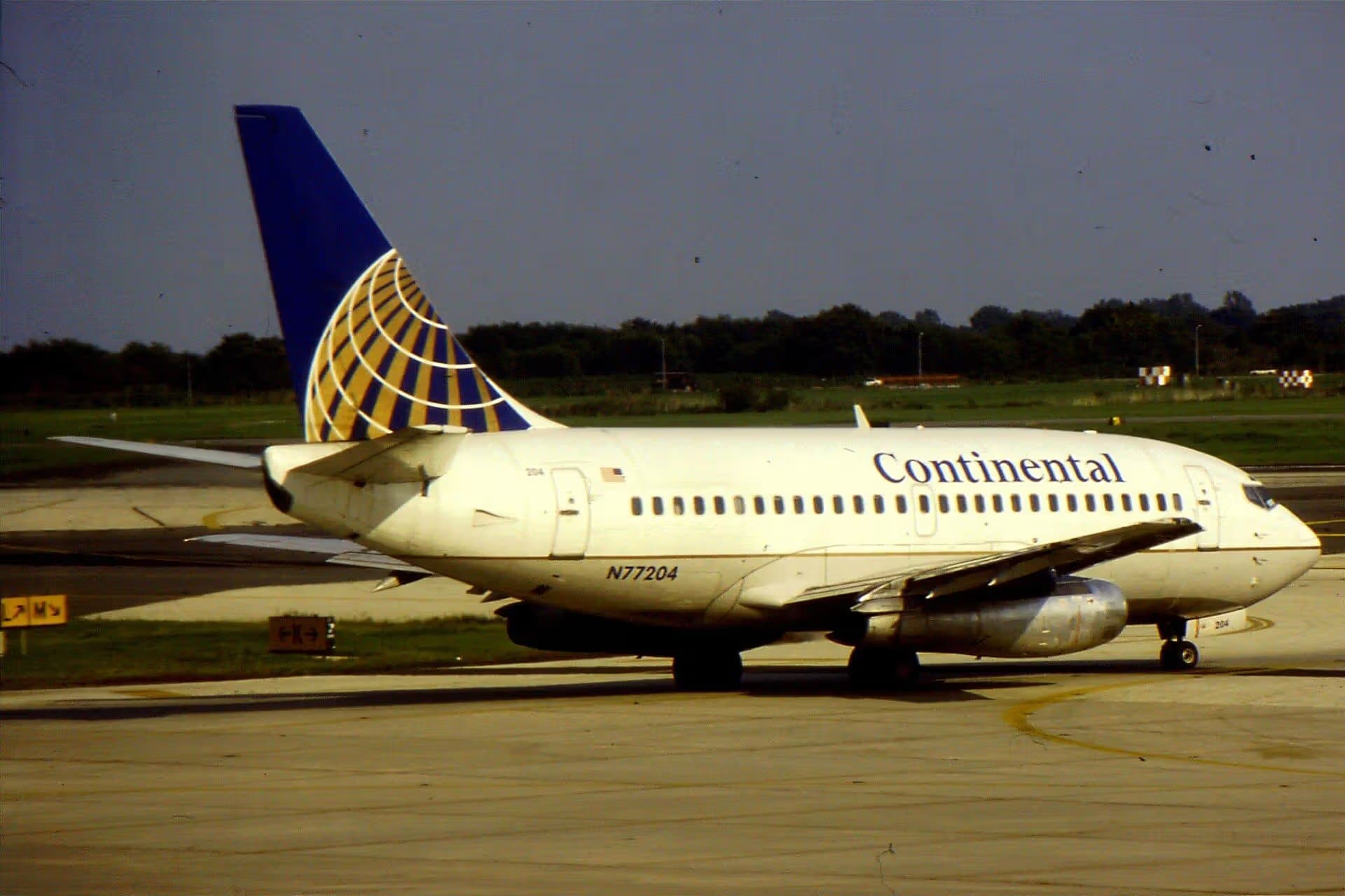N77204 — Twin-engine aircraft