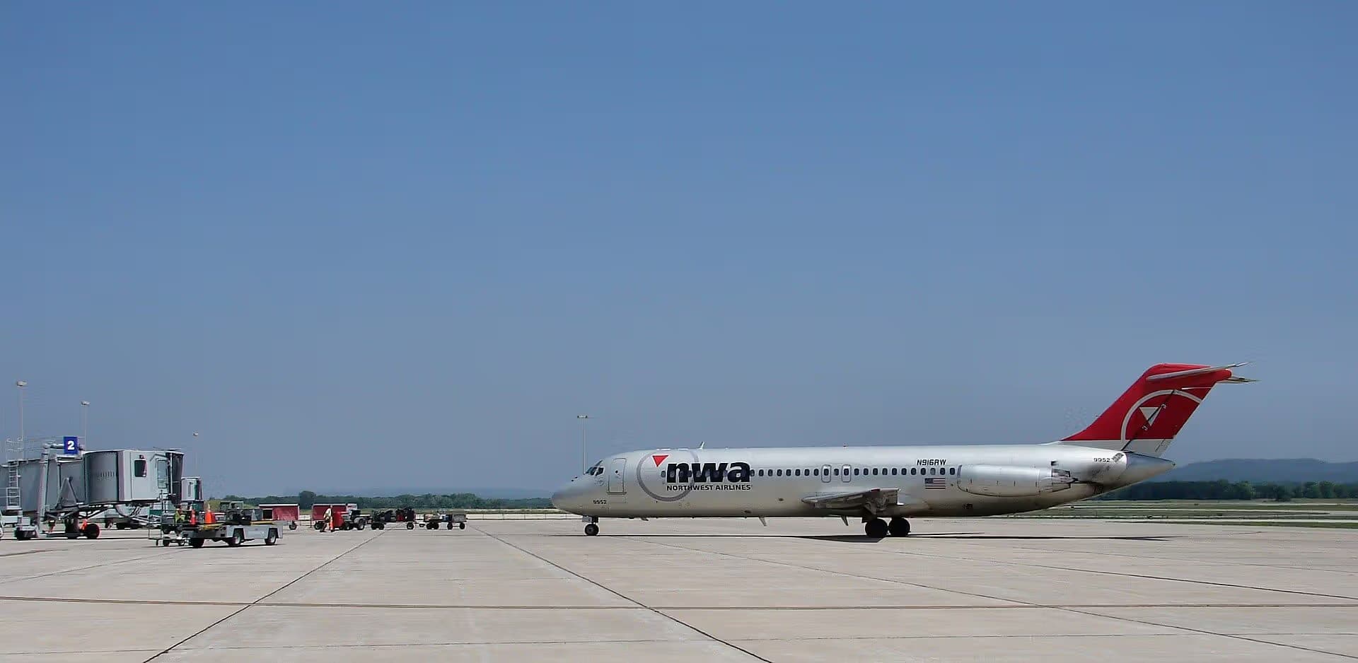 N916RW — Douglas