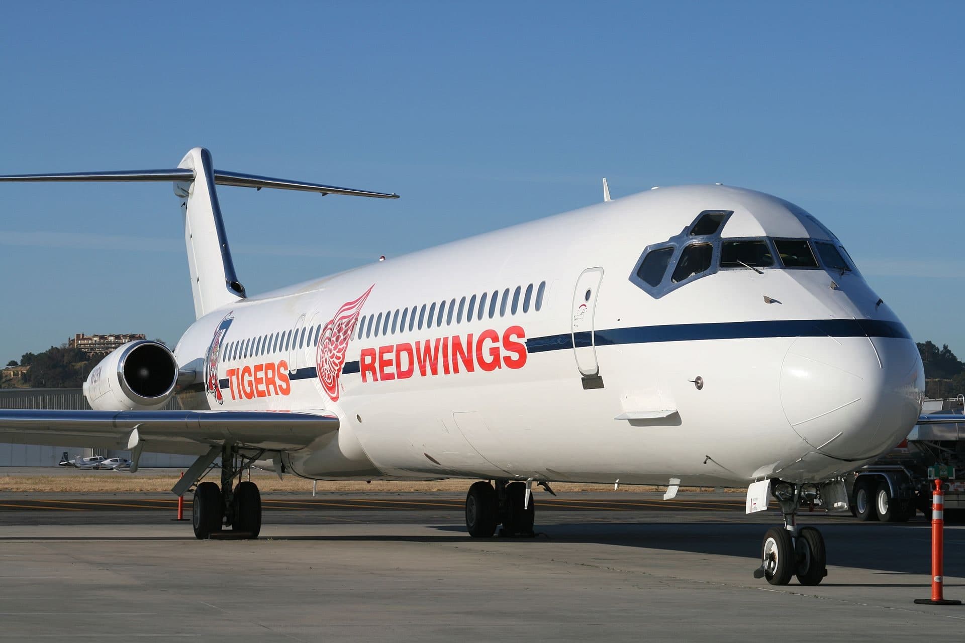 N682RW — Twin-engine aircraft