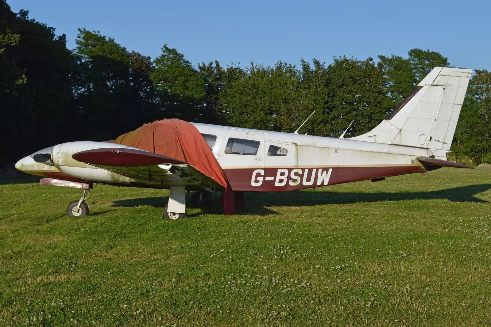 G-BSUW — Twin-engine aircraft