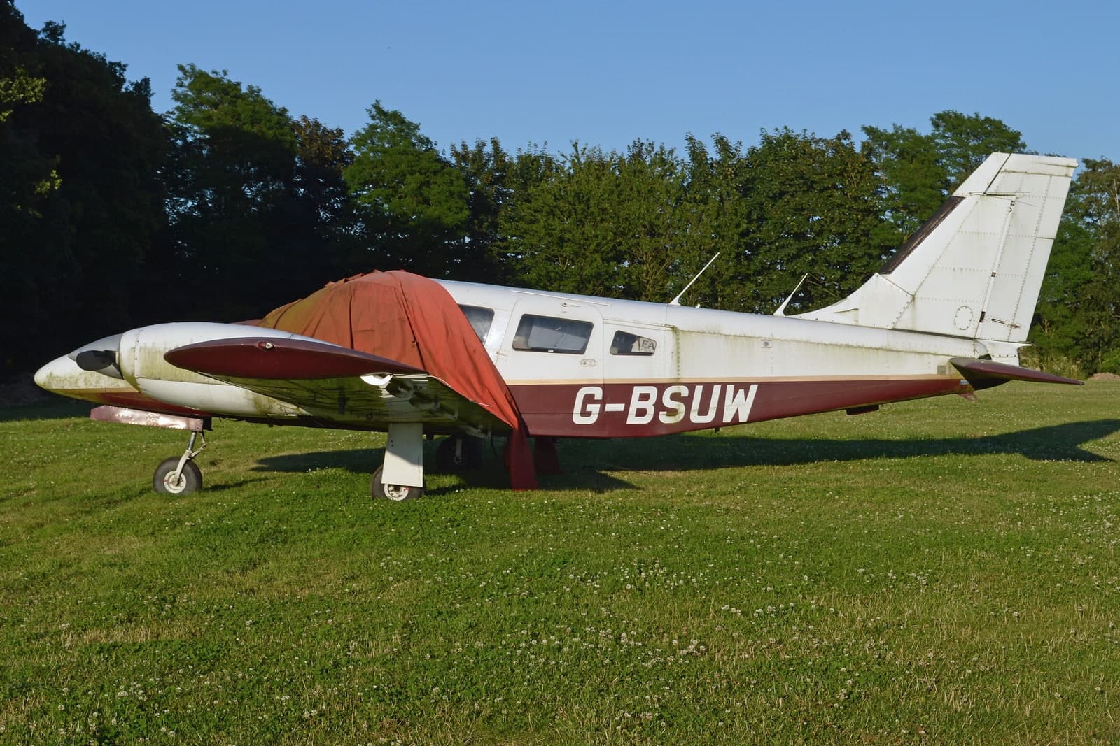 G-BSUW — Twin-engine aircraft