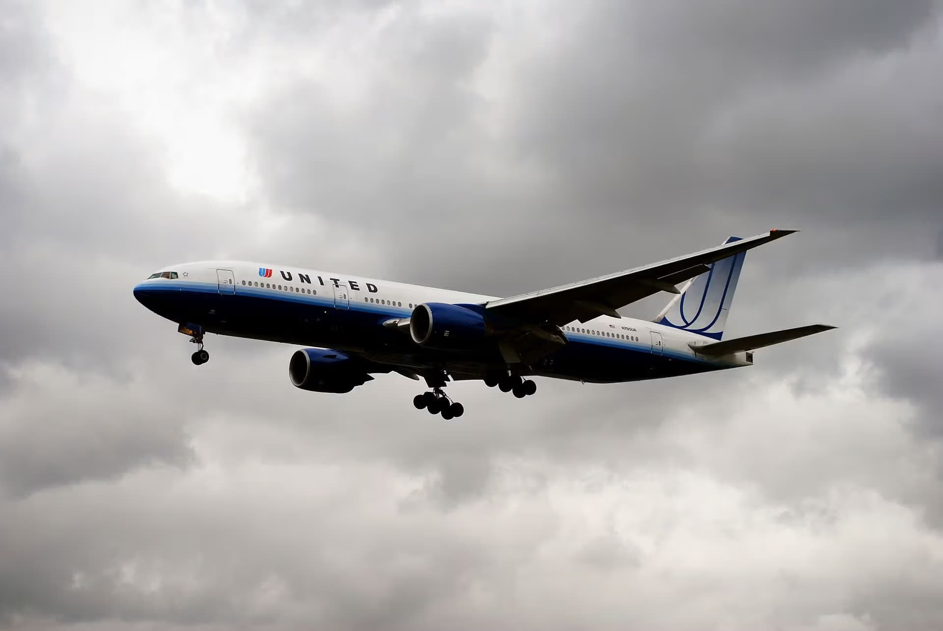N795UA — Twin-engine aircraft