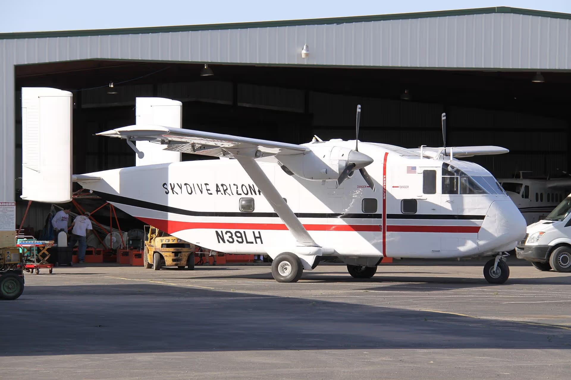 N39LH — Twin-engine aircraft
