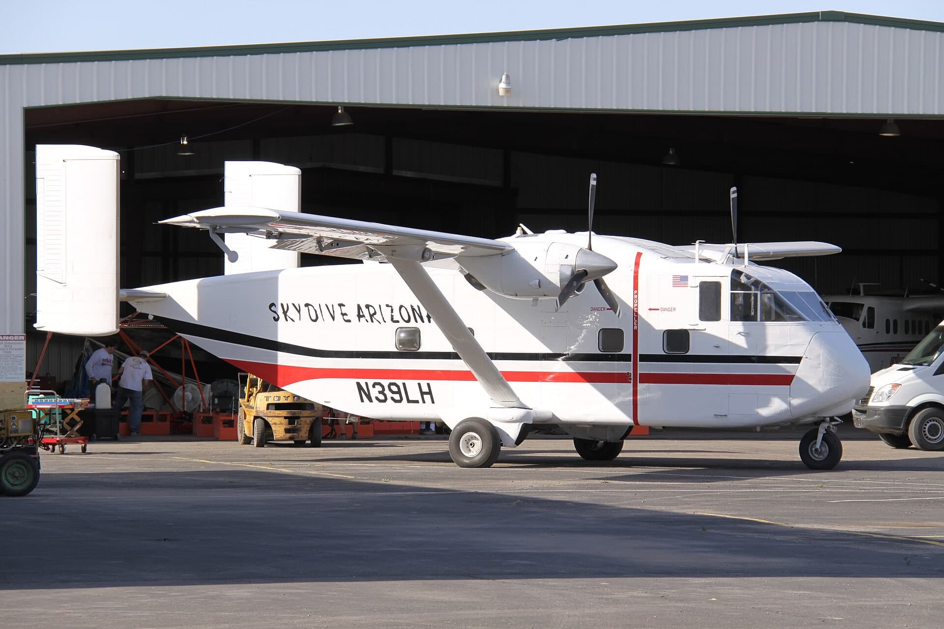 N39LH — Twin-engine aircraft