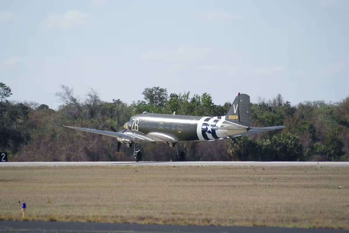 Unidentified — Twin-engine aircraft