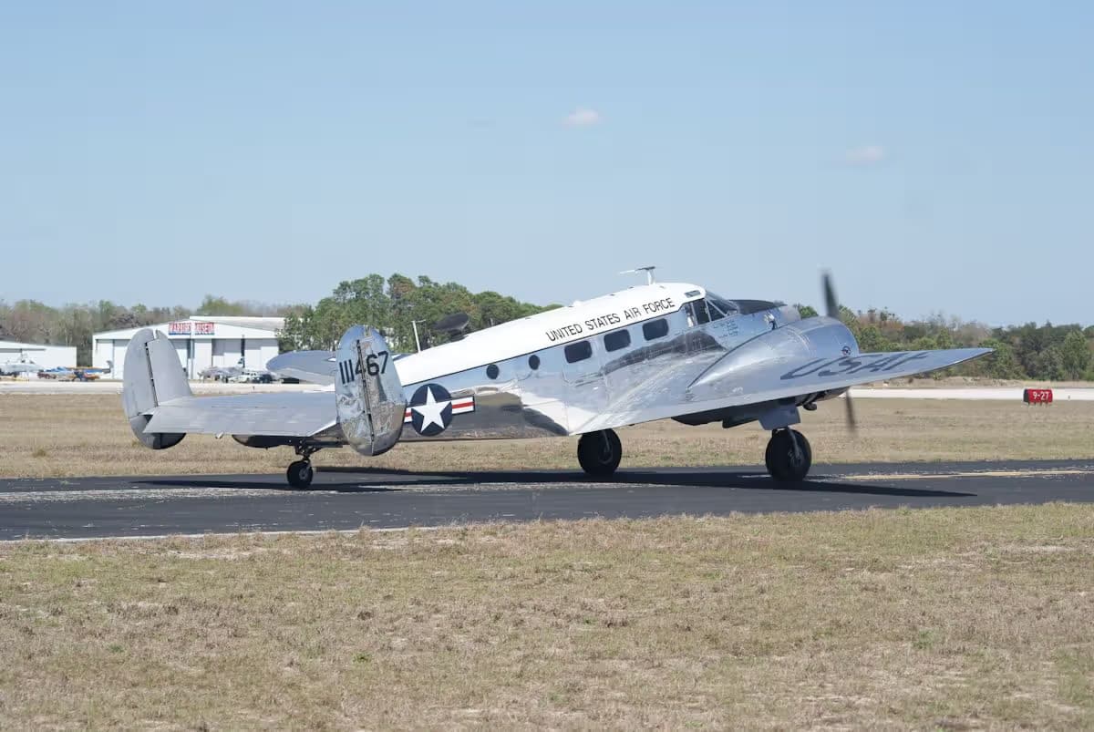 Unidentified — Twin-engine aircraft