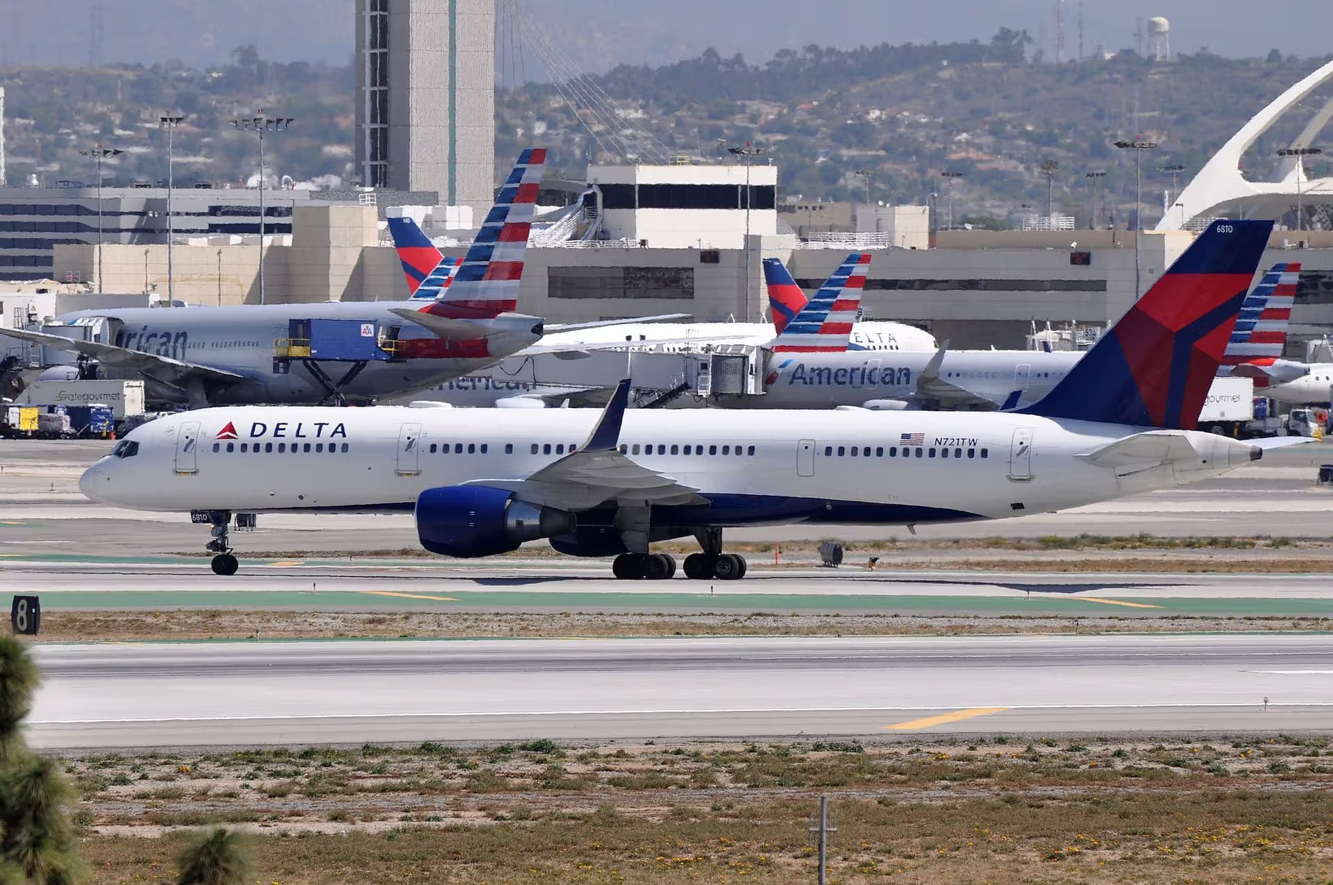 N721TW — Twin-engine aircraft