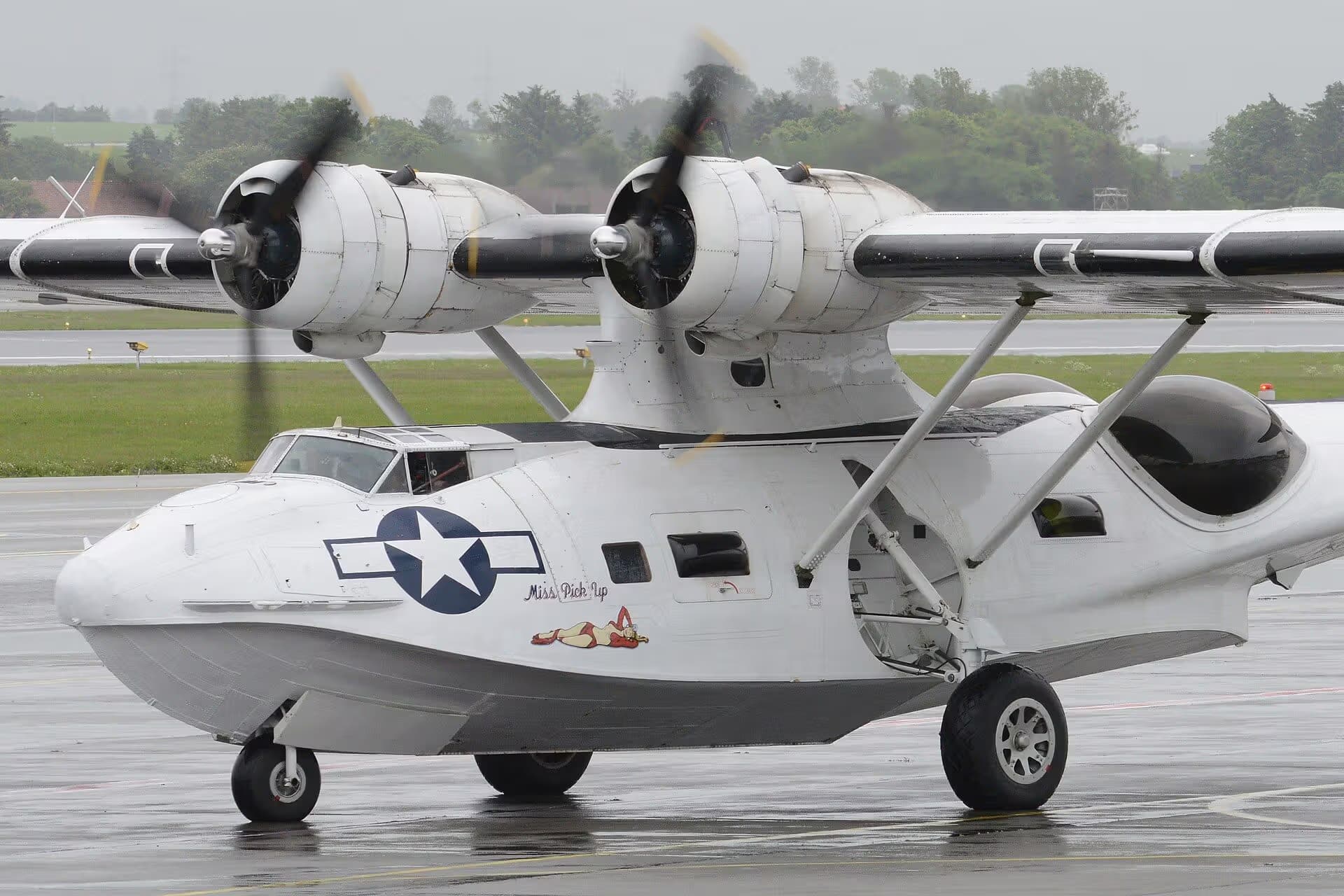 Unidentified — Twin-engine aircraft