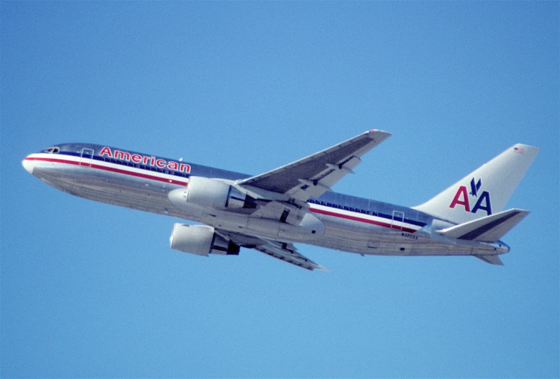 N320AA — Twin-engine aircraft