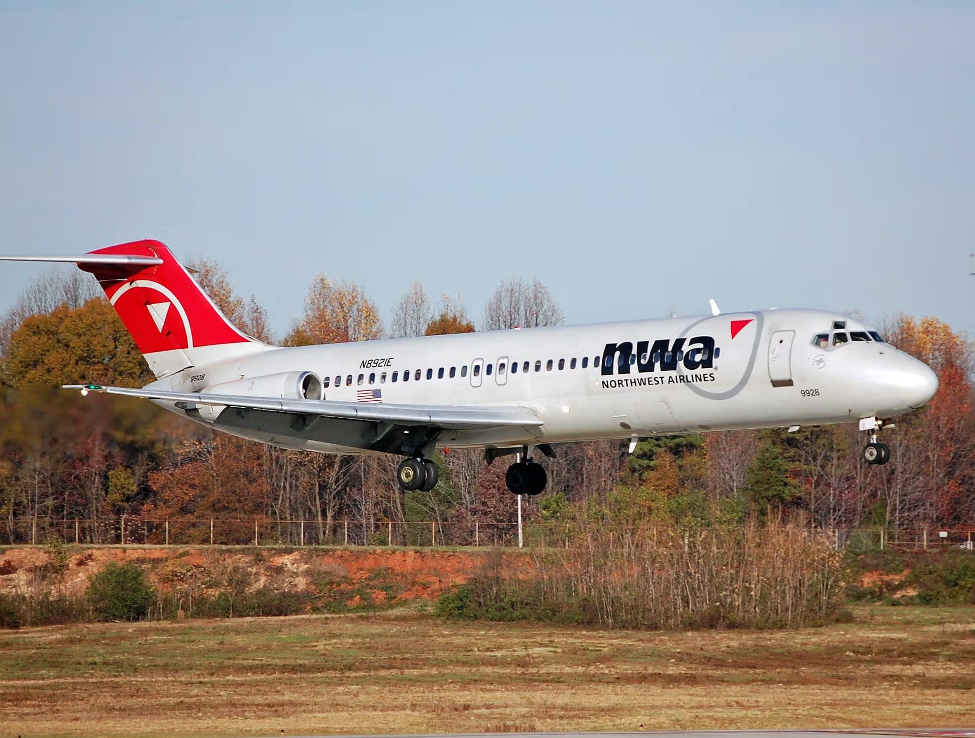 N8921E — Twin-engine aircraft