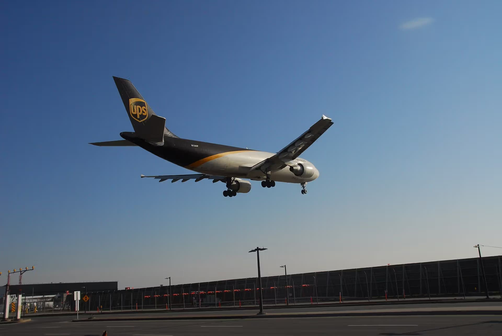 N126UP — Twin-engine aircraft