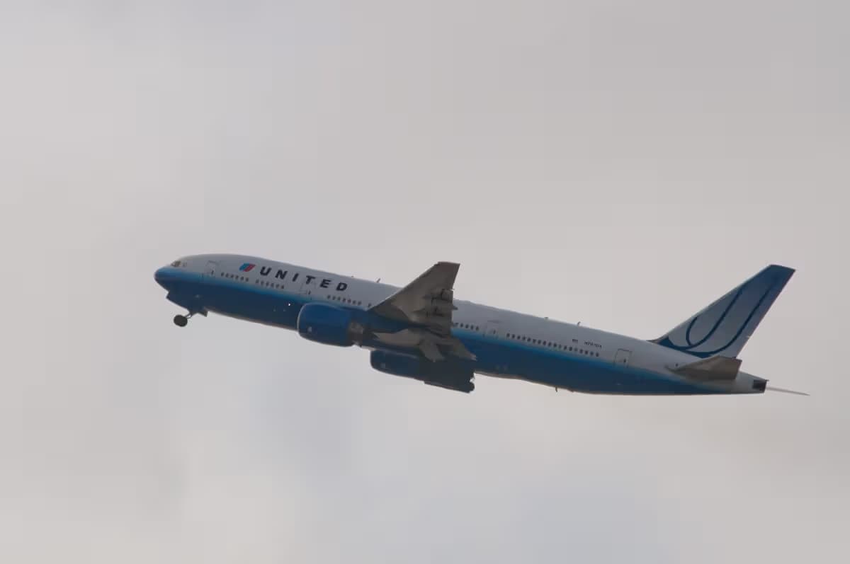 N787UA — Twin-engine aircraft