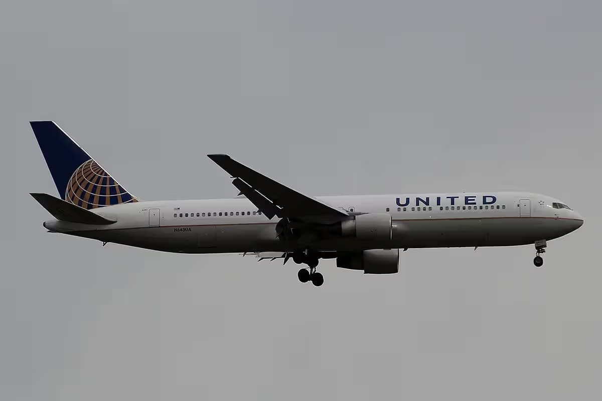 N643UA — Twin-engine aircraft