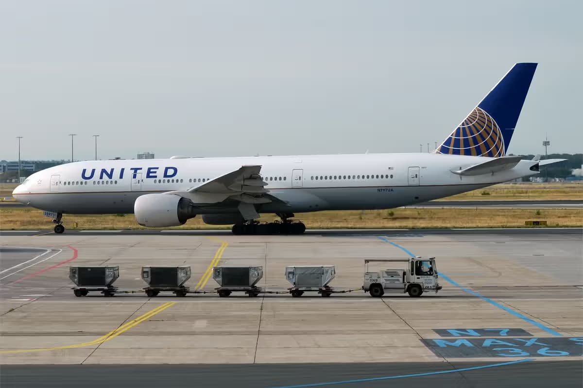 N797UA — Twin-engine aircraft