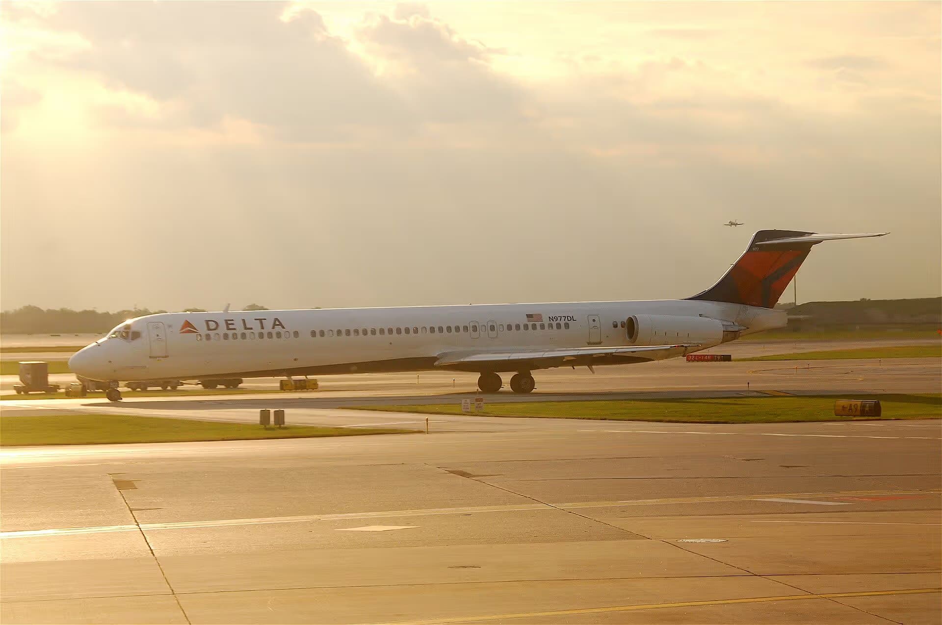 N977DL — Aircraft