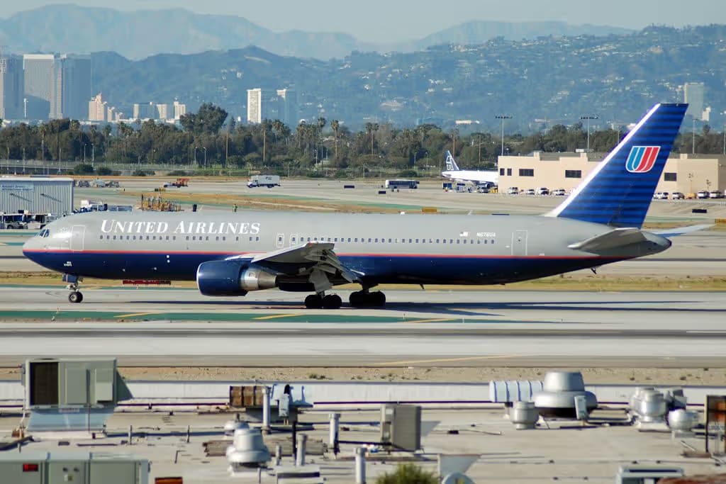 N676UA — Boeing