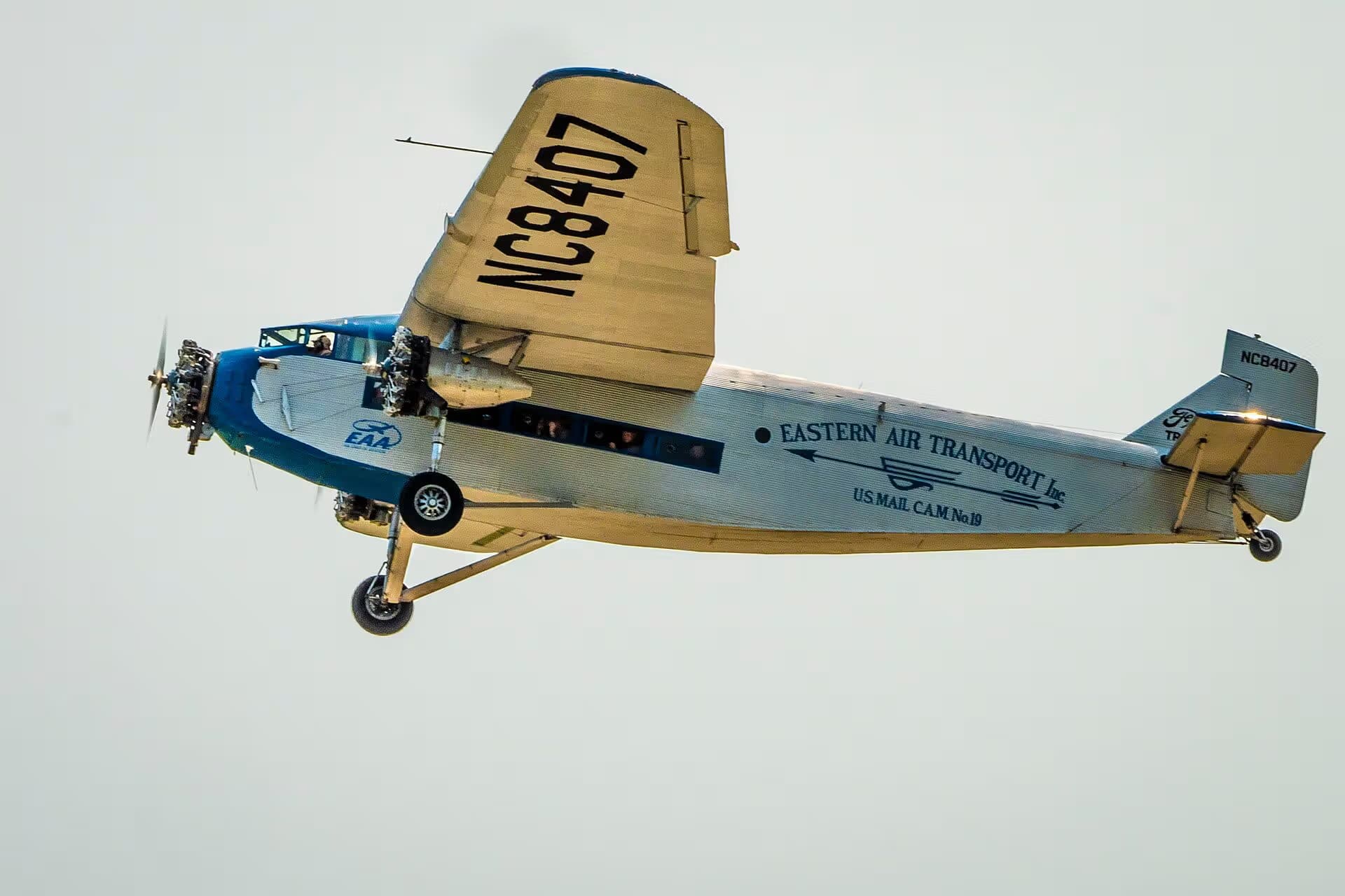Unidentified — Twin-engine aircraft
