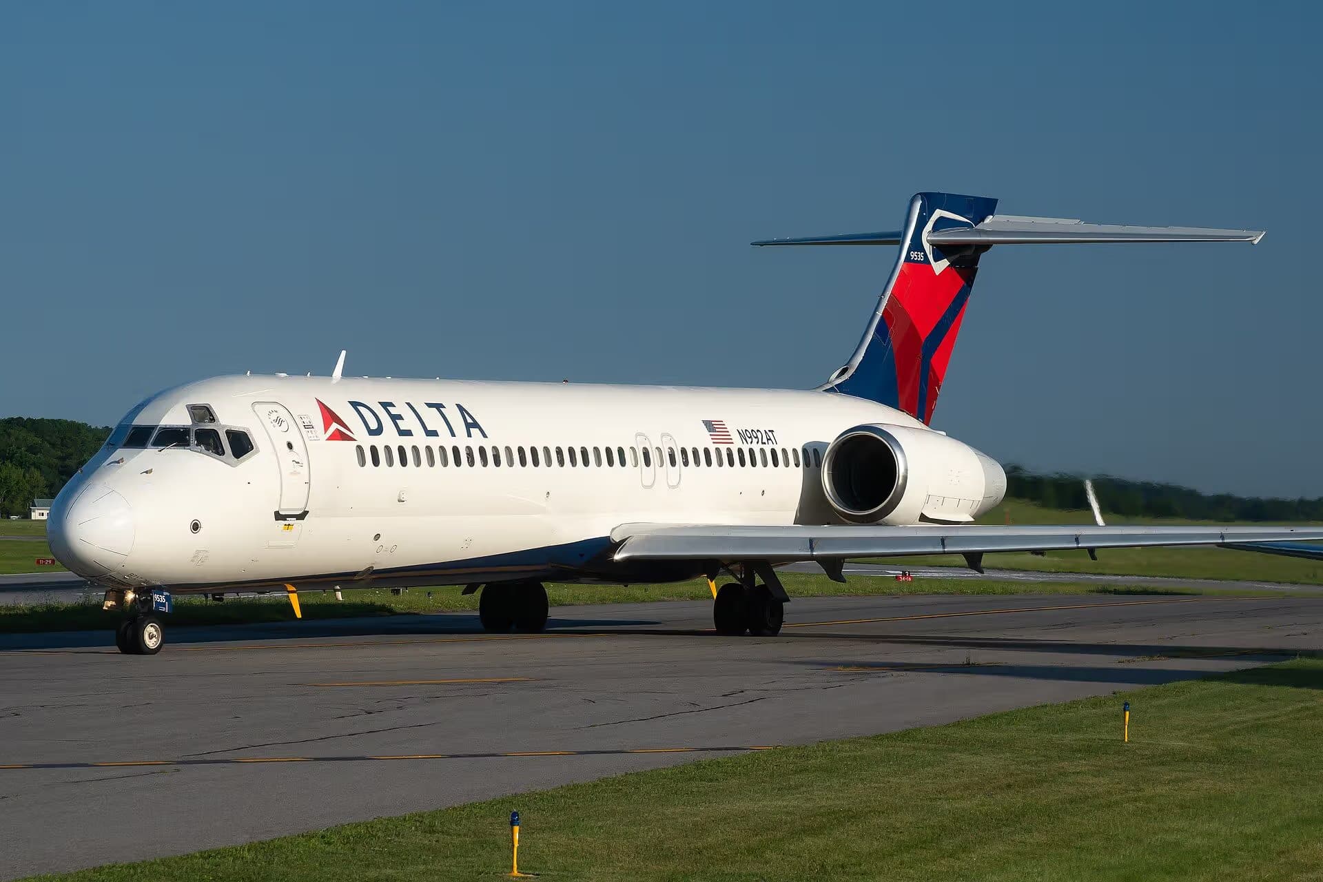 N922AT — Twin-engine aircraft