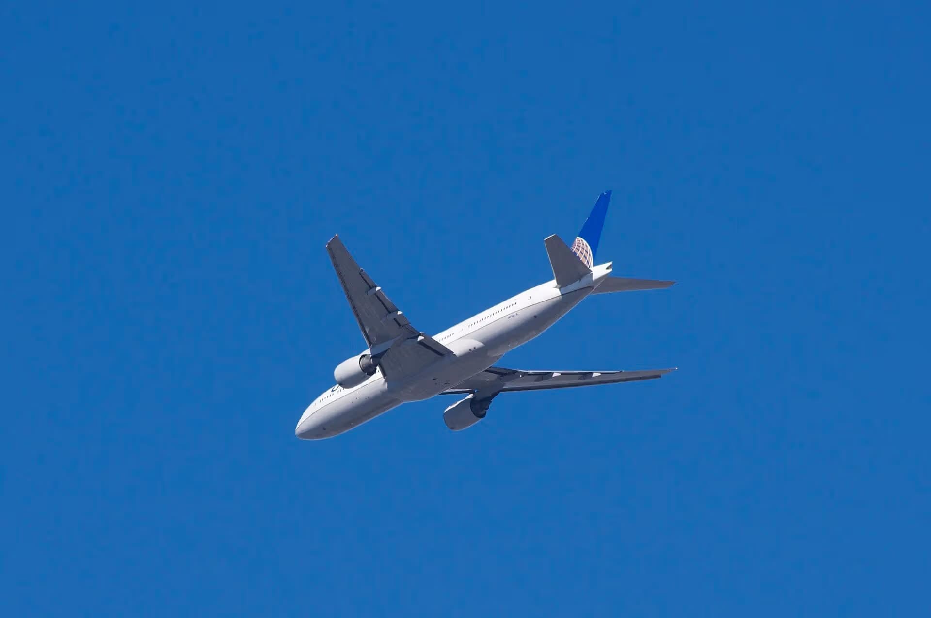 N786UA — Twin-engine aircraft