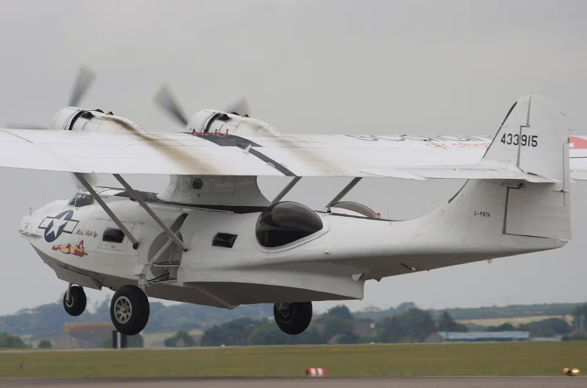 Unidentified — Twin-engine aircraft